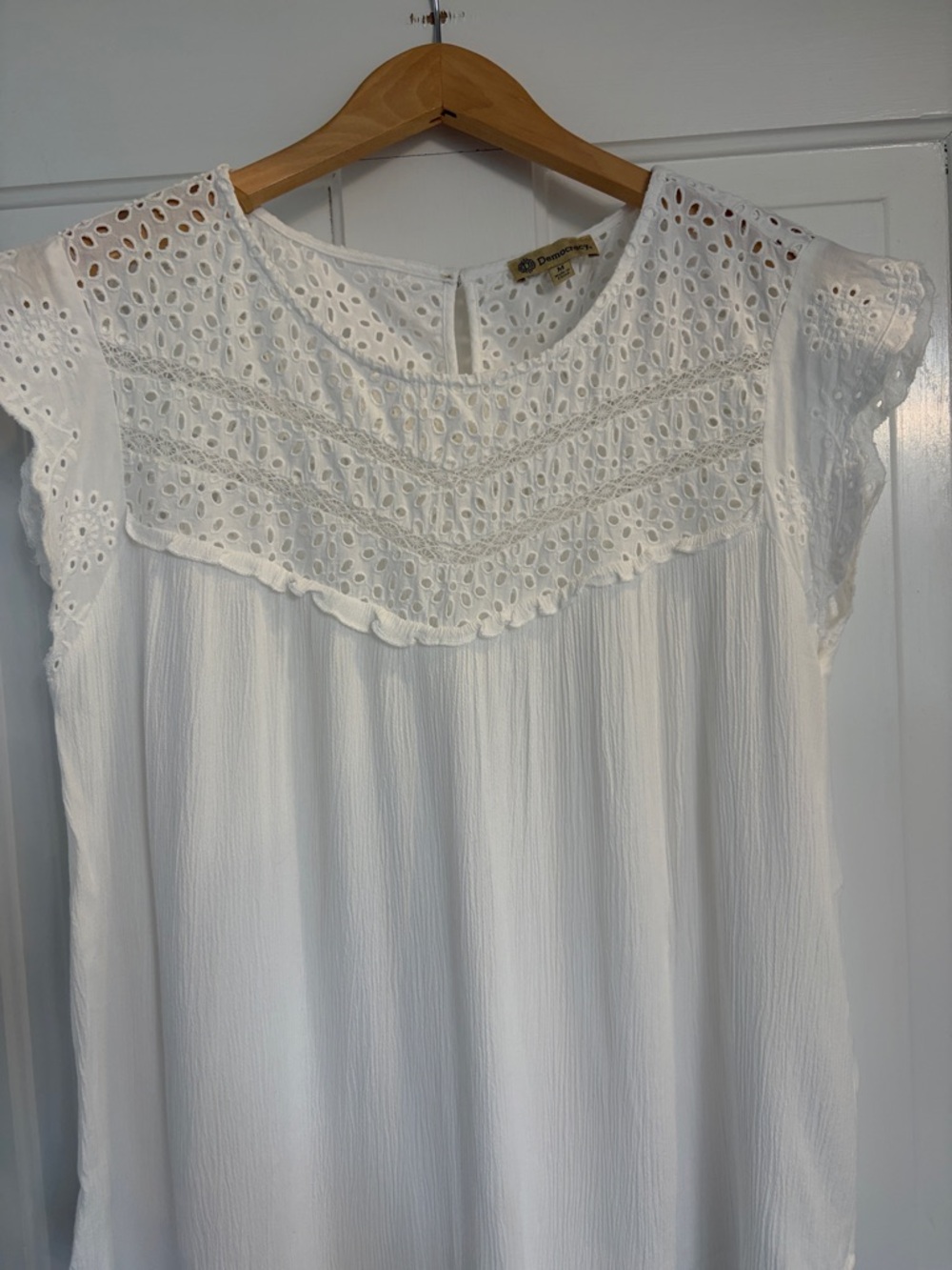 Democracy White Eyelet Yoke Cap Sleeve Top Size Medium - Picture 4 of 6